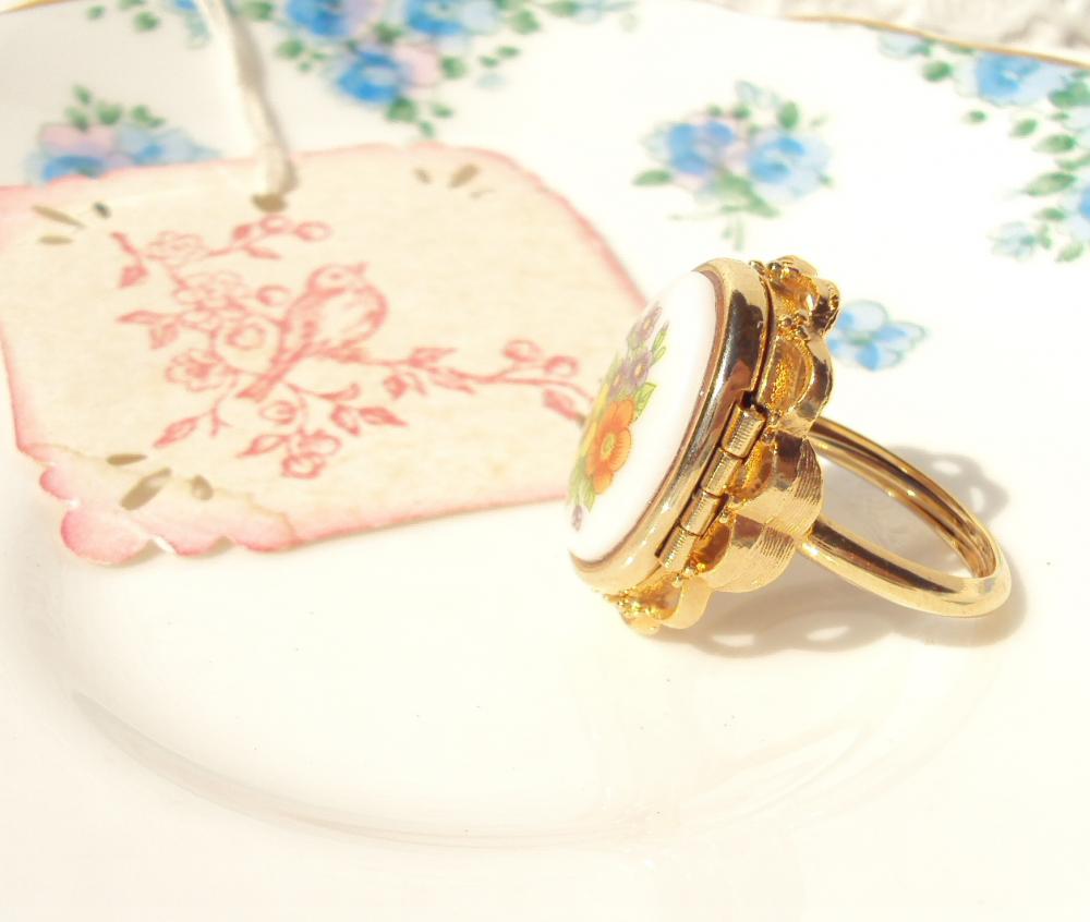 Buttercup - Vintage Locket Ring Gold